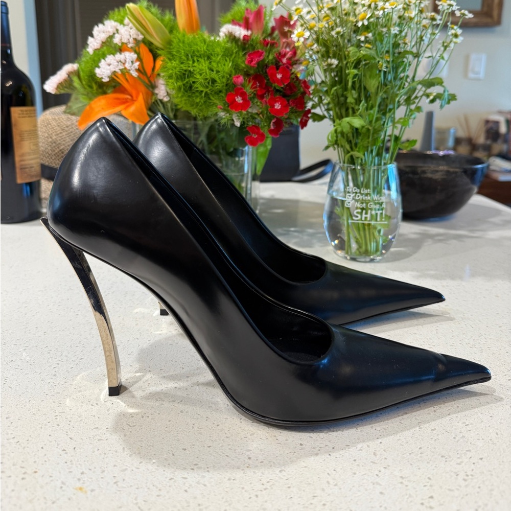 Versace Pin Point Leather Pump size: 39.5